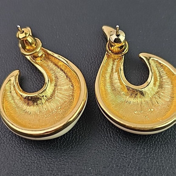 Napier Cream Enamel Earrings Pierced Gold Tone 1980s Retro Signed Hook Design - Picture 4 of 7
